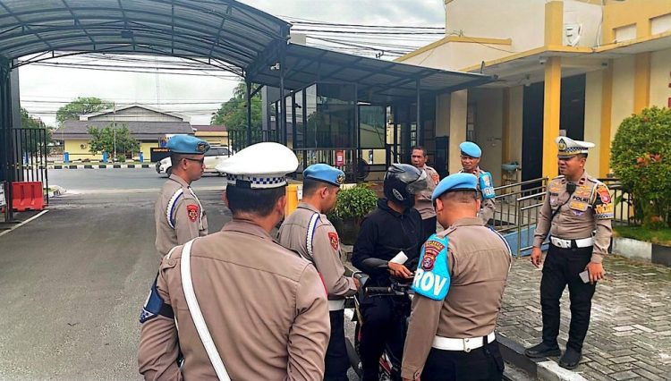 Seksi Propam Polresta Palangka Raya melaksanakan pemeriksaan dan razia kendaraan bermotor milik personel di pintu masuk Mapolresta Palangka Raya menjelang pelaksanaan Operasi Patuh Telabang 2026.
