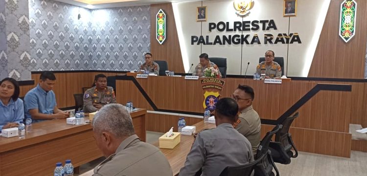 Kapolresta Palangka Raya Kombes Pol Dedy Supriadi, S.I.K., M.H. mengikuti kegiatan Analisa dan Evaluasi (Anev) Situasi Keamanan dan Ketertiban Masyarakat (Sitkamtibmas) yang dipimpin oleh Kapolda Kalimantan Tengah.