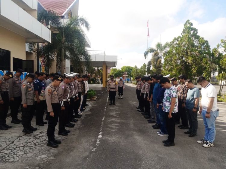 SPKT bersama piket fungsi Polresta Palangka Raya melaksanakan apel serah terima tugas jaga di Mapolresta Palangka Raya sebagai bagian dari kesiapsiagaan personel.
