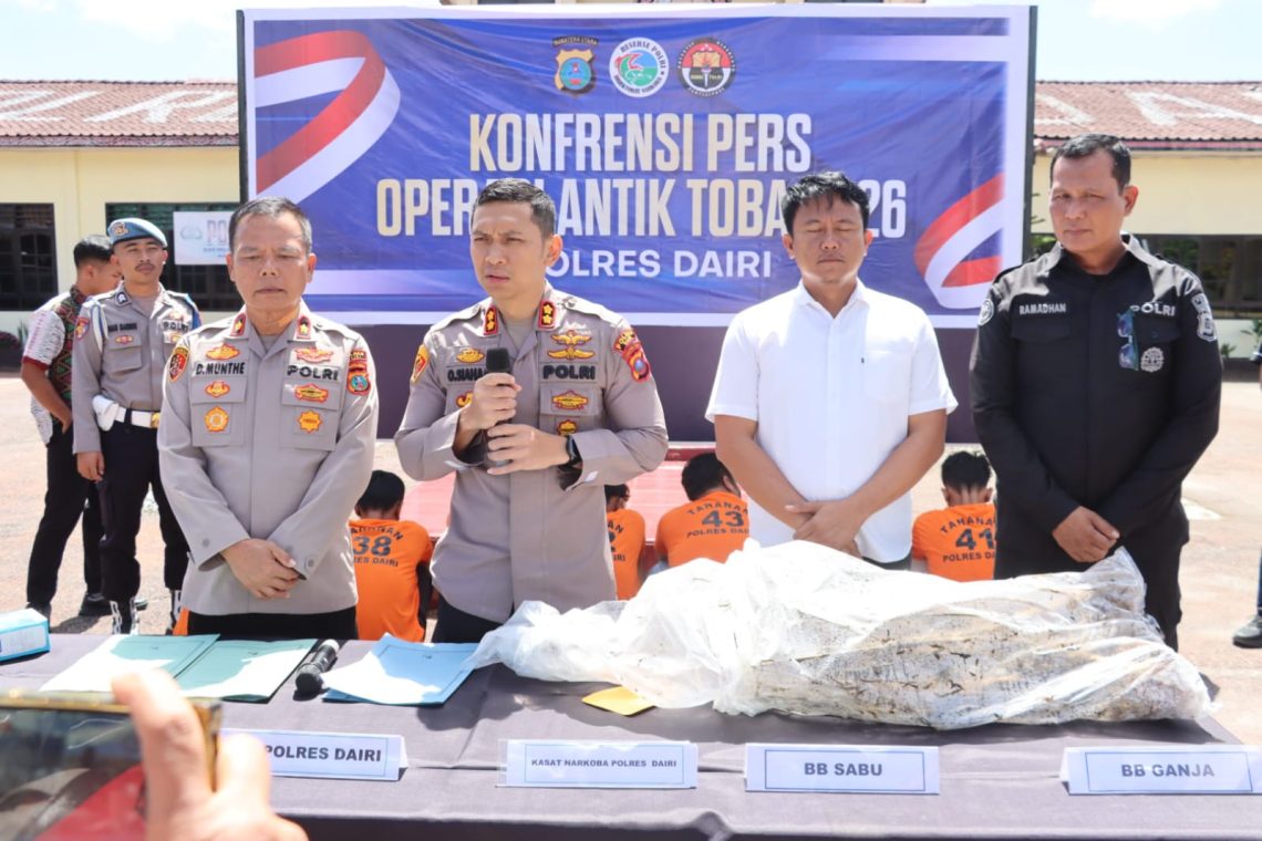 Polres Dairi merilis hasil tangkapan kasus narkoba dalam operasi Antik Toba 2026 yang berlangsung selama 21 hari. Hal tersebut dipaparkan langsung oleh Kapolres Dairi, AKBP Otniel Siahaan di Mapolres Dairi, Jumat (5/6/2026). 