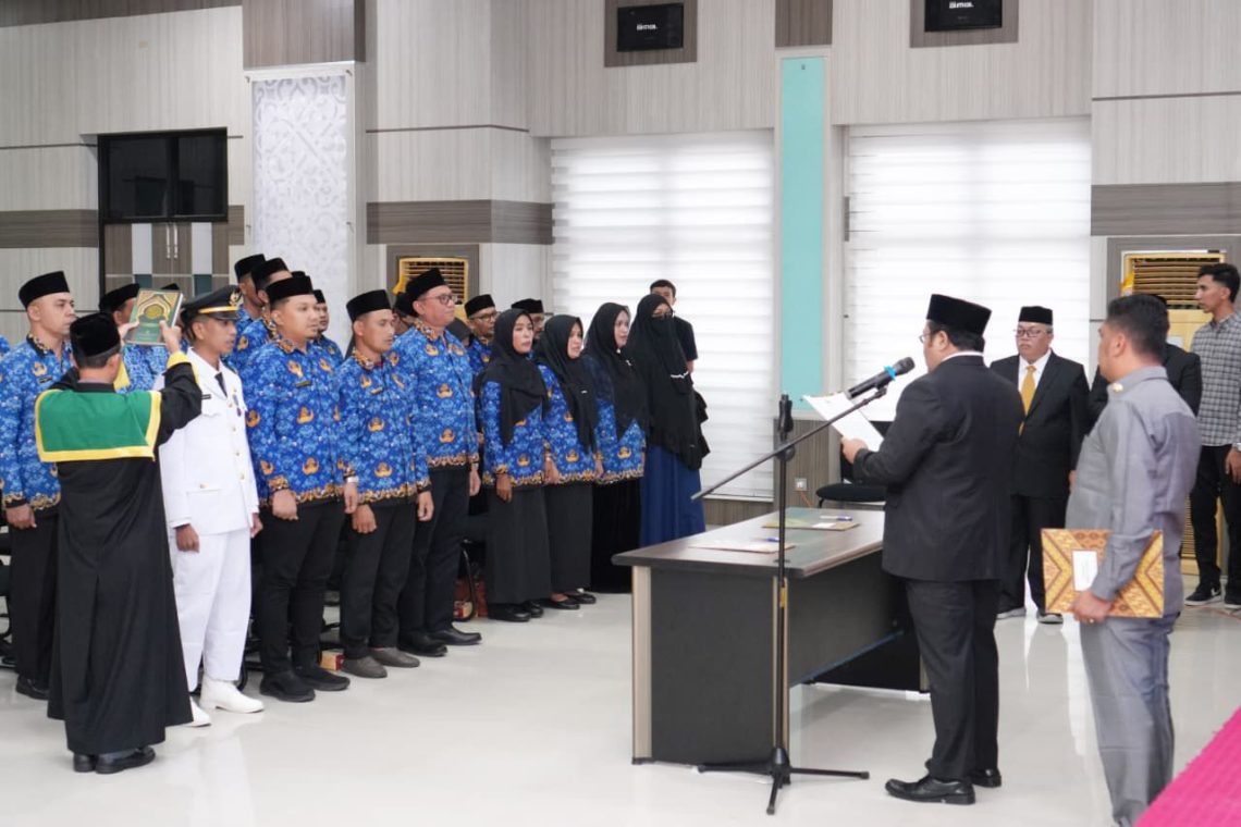 Wali Kota Sabang, Zulkifli H. Adam saat melantik dan mengambil sumpah jabatan 24 pejabat administrator, pengawas, dan Kepala UPTD Puskesmas dilingkungan Pemerintah Kota Sabang.