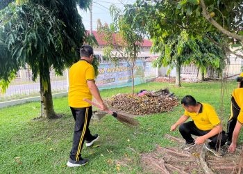 Sat Binmas Polres Ogan Ilir melaksanakan kegiatan korve dan penanaman pohon di lingkungan Polres Ogan Ilir, Jumat (05/06/2026).