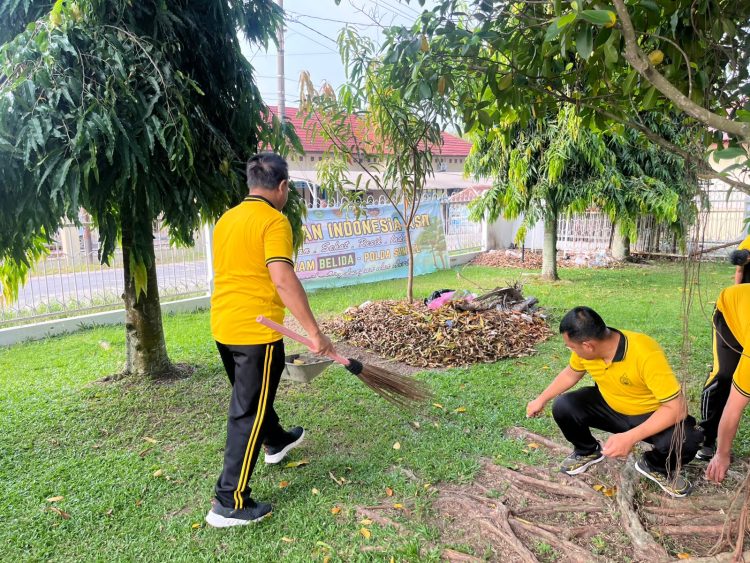 Sat Binmas Polres Ogan Ilir melaksanakan kegiatan korve dan penanaman pohon di lingkungan Polres Ogan Ilir, Jumat (05/06/2026).