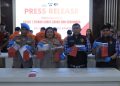 Kegiatan dipimpin langsung oleh Kapolres Samosir, AKBP Rina Sry Nirwana Tarigan, S.I.K., M.H., didampingi Kasat Reskrim AKP Edward Sidauruk, S.E., M.M., Kanit I Satreskrim IPDA Widodo Kaban, Ps. Kasi Propam IPDA D.B. Siregar, personel Sat Samapta sebagai pengamanan tahanan, serta dihadiri insan pers.