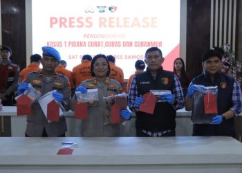 Kegiatan dipimpin langsung oleh Kapolres Samosir, AKBP Rina Sry Nirwana Tarigan, S.I.K., M.H., didampingi Kasat Reskrim AKP Edward Sidauruk, S.E., M.M., Kanit I Satreskrim IPDA Widodo Kaban, Ps. Kasi Propam IPDA D.B. Siregar, personel Sat Samapta sebagai pengamanan tahanan, serta dihadiri insan pers.