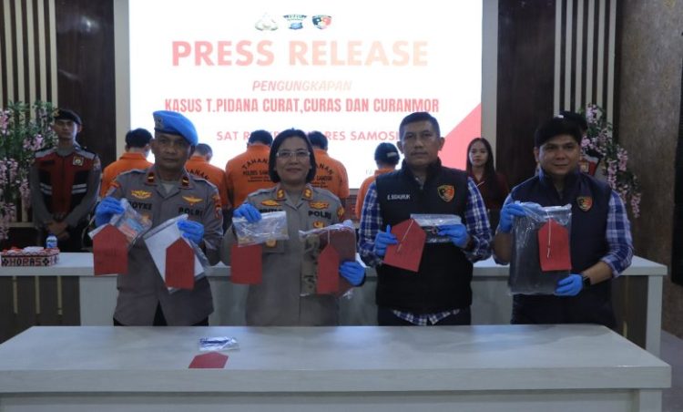 Kegiatan dipimpin langsung oleh Kapolres Samosir, AKBP Rina Sry Nirwana Tarigan, S.I.K., M.H., didampingi Kasat Reskrim AKP Edward Sidauruk, S.E., M.M., Kanit I Satreskrim IPDA Widodo Kaban, Ps. Kasi Propam IPDA D.B. Siregar, personel Sat Samapta sebagai pengamanan tahanan, serta dihadiri insan pers.