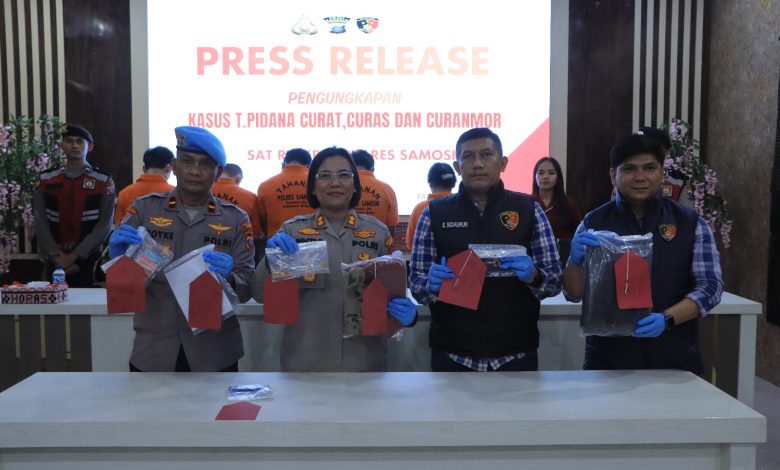 Kegiatan dipimpin langsung oleh Kapolres Samosir, AKBP Rina Sry Nirwana Tarigan, S.I.K., M.H., didampingi Kasat Reskrim AKP Edward Sidauruk, S.E., M.M., Kanit I Satreskrim IPDA Widodo Kaban, Ps. Kasi Propam IPDA D.B. Siregar, personel Sat Samapta sebagai pengamanan tahanan, serta dihadiri insan pers.