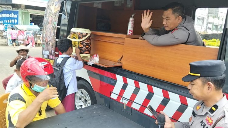 Salah satu langkah nyata tersebut diwujudkan melalui Program Sambang Kopi Keliling (Bang Kopling) yang digelar Satuan Pembinaan Masyarakat (Sat Binmas) Polres Lubuklinggau di Terminal Kalimantan, Kota Lubuklinggau, Senin, 8 Juni 2026.