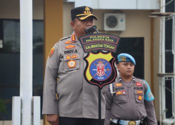 Kapolresta Palangka Raya memimpin apel personel di Mako Polresta Palangka Raya sebagai sarana penyampaian arahan dan evaluasi pelaksanaan tugas kepolisian.