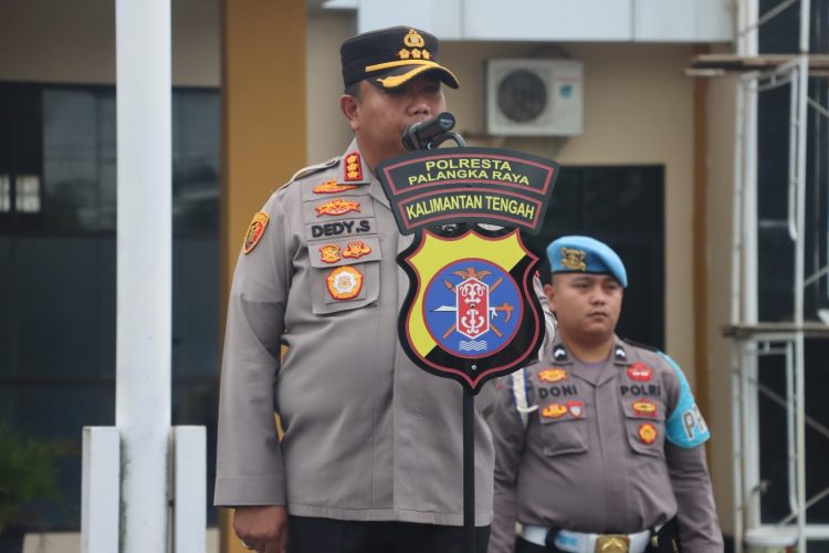 Kapolresta Palangka Raya memimpin apel personel di Mako Polresta Palangka Raya sebagai sarana penyampaian arahan dan evaluasi pelaksanaan tugas kepolisian.