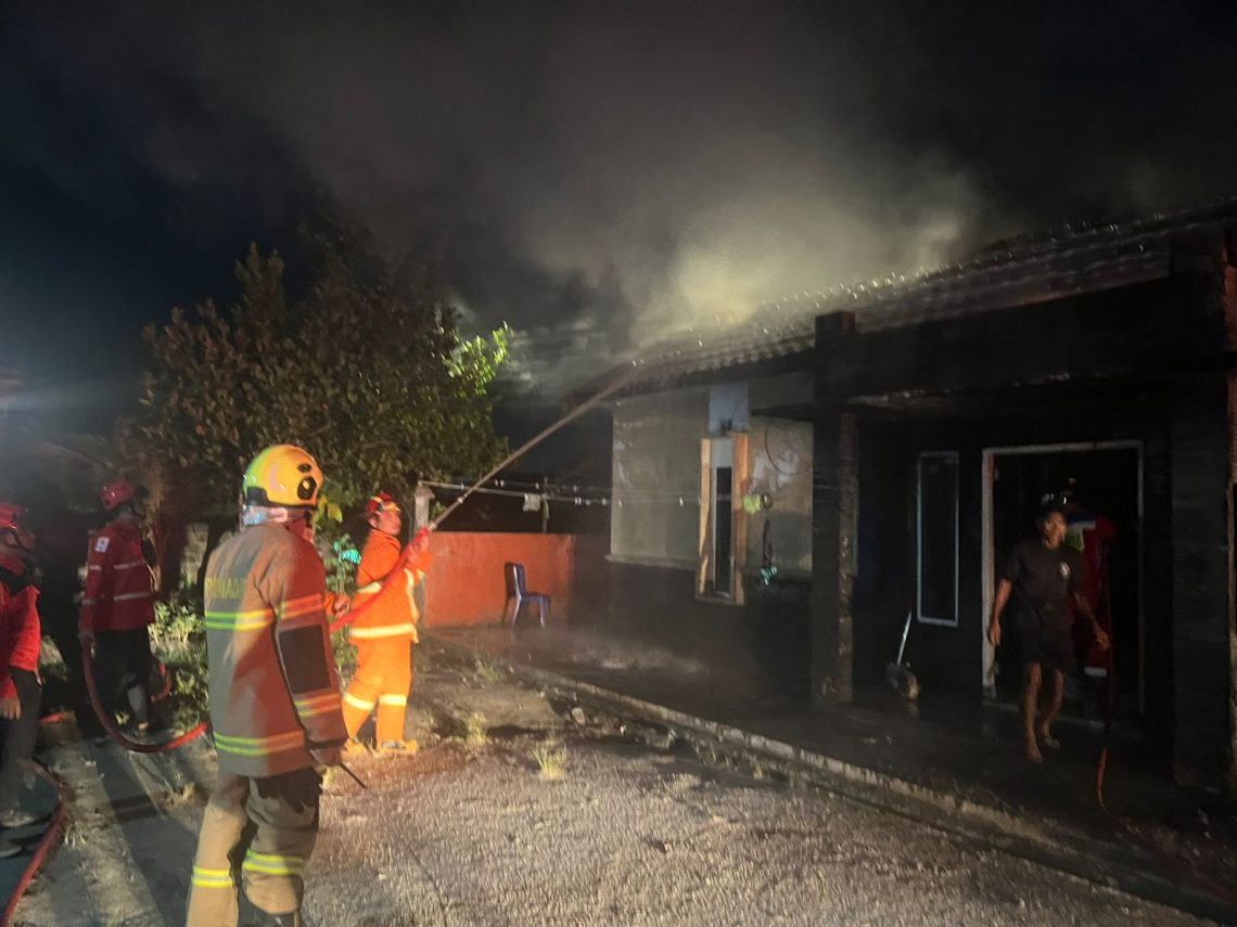 Polsek Baamang Polres Kotim mendatangi TKP (Tempat Kejadian Perkara) peristiwa Kebakaran Rumah di Jalan Walter Condrat Perum Yudi Idola RT. 37 RW.08 Baamang Tengah Kec Baamang Kab Kotim, pada hari Sabtu tanggal 6 Juni 2026.sekitar jam 01.00 Wib.