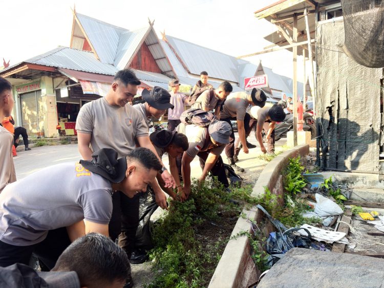 bersinergi bersama unsur Forkopimda dan masyarakat untuk aksi bersih-bersih atau korve massal di Kawasan Pasar Kahayan, Kota Palangka Raya, Sabtu (06/06/2026).