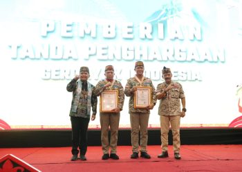 Kepala Kepolisian Daerah Kalimantan Tengah (Kapolda Kalteng) Irjen Pol. Iwan Kurniawan menerima Medali Kehormatan dan Piagam Penghargaan dari Gerakan Pemuda Dayak (Gerdayak) Indonesia bertajuk "Tingang Menteng Bapenyang Simpei".