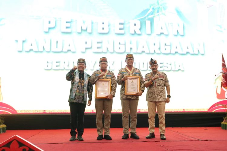 Kepala Kepolisian Daerah Kalimantan Tengah (Kapolda Kalteng) Irjen Pol. Iwan Kurniawan menerima Medali Kehormatan dan Piagam Penghargaan dari Gerakan Pemuda Dayak (Gerdayak) Indonesia bertajuk "Tingang Menteng Bapenyang Simpei".
