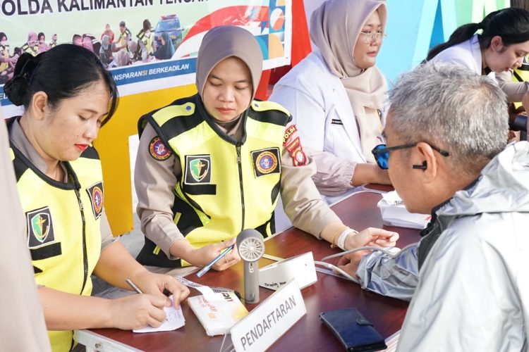 Rumah Sakit (Rumkit) Bhayangkara Palangka Raya Polda Kalteng menggelar pelayanan kesehatan gratis kepada masyarakat pada kegiatan Car Free Day (CFD), Minggu (7/6/2026).