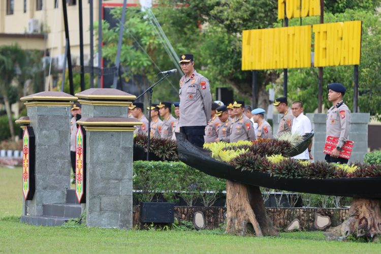 Wakapolda Kalimantan Tengah (Kalteng) Brigjen Pol Drs. Yosi Muhamartha, memimpin apel pagi personel, bertempat di Lapangan Barigas, Mapolda setempat, Senin (8/6/2026).