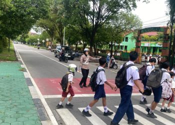 Satlantas Polresta Palangka Raya, Polda Kalteng terus berupaya untuk mengoptimalkan penerapan Zona Selamat Sekolah (ZoSS) pada wilayah hukumnya sebagai bentuk kepedulian terhadap keselamatan bagi para pelajar.