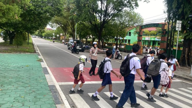 Satlantas Polresta Palangka Raya, Polda Kalteng terus berupaya untuk mengoptimalkan penerapan Zona Selamat Sekolah (ZoSS) pada wilayah hukumnya sebagai bentuk kepedulian terhadap keselamatan bagi para pelajar.
