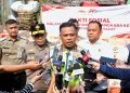 Kepala Korps Lalu Lintas (Kakorlantas) Polri Irjen Pol. Dr. Drs. Agus Suryonugroho S.H., M.Hum., mewakili Kapolri Jenderal Polisi Listyo Sigit Prabowo meninjau langsung pelaksanaan Bakti Kesehatan bagi masyarakat terdampak kebakaran di Kawasan Kebon Kosong, Kemayoran, Jakarta, Senin (8/6/26).