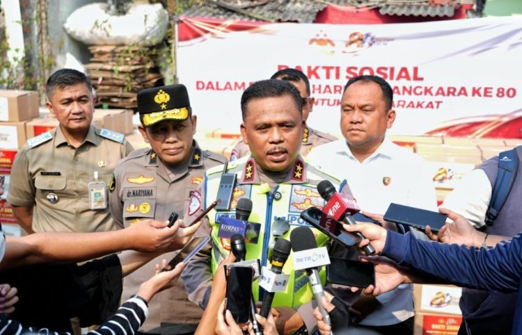 Kepala Korps Lalu Lintas (Kakorlantas) Polri Irjen Pol. Dr. Drs. Agus Suryonugroho S.H., M.Hum., mewakili Kapolri Jenderal Polisi Listyo Sigit Prabowo meninjau langsung pelaksanaan Bakti Kesehatan bagi masyarakat terdampak kebakaran di Kawasan Kebon Kosong, Kemayoran, Jakarta, Senin (8/6/26).