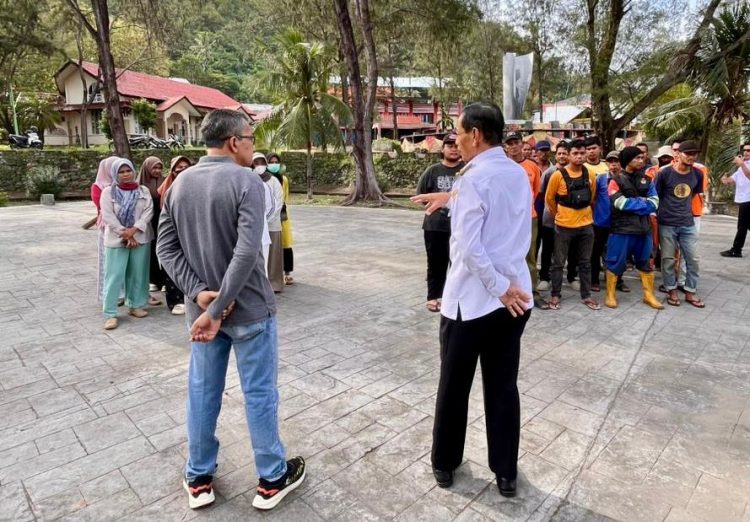 Wakil Wali Kota Sabang, Suradji Junus, melakukan peninjauan terhadap tenaga kebersihan di kawasan Sabang Fair, Rabu (10/6/2026). Kegiatan tersebut turut didampingi Kepala Dinas Lingkungan Hidup dan Kebersihan Kota Sabang, Faisal.