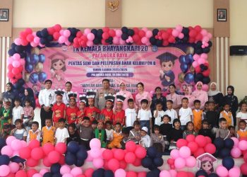 Kapolresta Palangka Raya bersama Ketua Bhayangkari Cabang Palangka Raya menghadiri kegiatan Pentas Seni dan Pelepasan Anak Kelompok B.