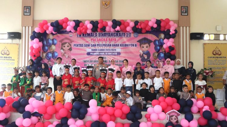 Kapolresta Palangka Raya bersama Ketua Bhayangkari Cabang Palangka Raya menghadiri kegiatan Pentas Seni dan Pelepasan Anak Kelompok B.