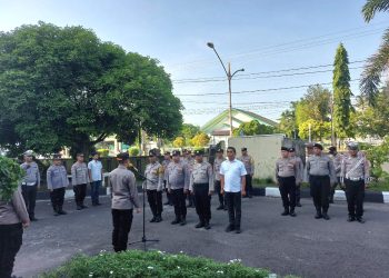 Kapolsek Pahandut AKP Iyudi Hertanto memimpin apel personel di Mapolsek Pahandut sebagai bagian dari pembinaan dan pengawasan terhadap pelaksanaan tugas anggota.