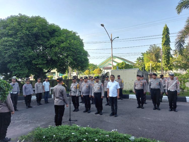 Kapolsek Pahandut AKP Iyudi Hertanto memimpin apel personel di Mapolsek Pahandut sebagai bagian dari pembinaan dan pengawasan terhadap pelaksanaan tugas anggota.