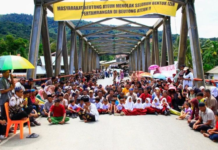 Aksi penolakan izin pertambangan di Beutong Ateuh Nagan Raya. (Sumber Foto: Firhan Farabi)