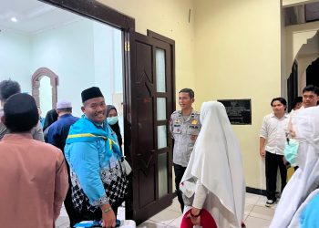 Personel Polresta Palangka Raya melaksanakan pengamanan kegiatan kedatangan jemaah haji di GPU Palampang Tarung, Jalan Tjilik Riwut Km 5,5, Kota Palangka Raya.