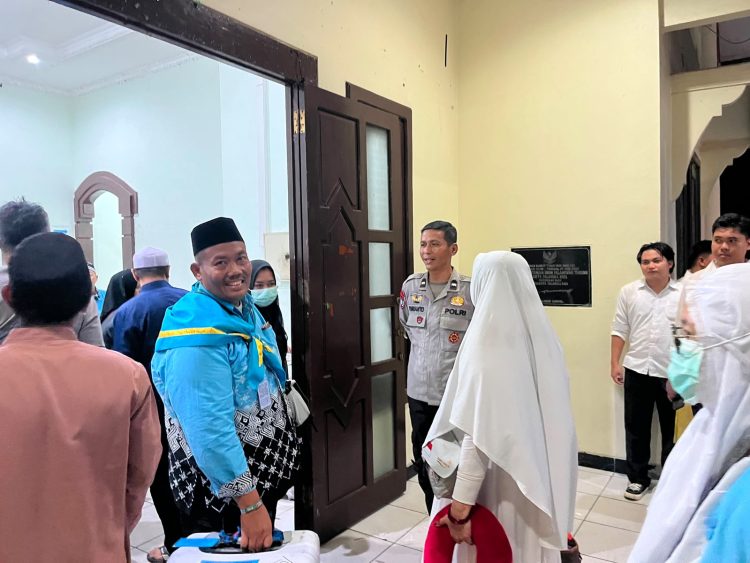 Personel Polresta Palangka Raya melaksanakan pengamanan kegiatan kedatangan jemaah haji di GPU Palampang Tarung, Jalan Tjilik Riwut Km 5,5, Kota Palangka Raya.