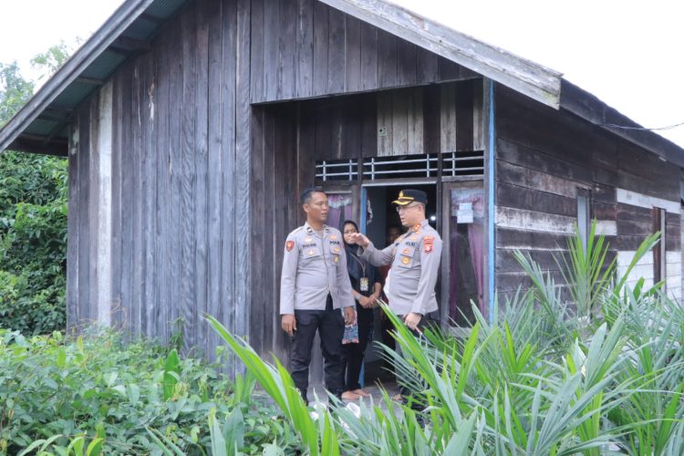 Kapolres Seruyan AKBP Beddy Suwendi, S.H., S.I.K., turun langsung melaksanakan pengecekan awal (before) terhadap rumah yang akan menjadi sasaran program bedah rumah milik Saudara Aliyadi, berlokasi di Jalan Ais Nasution dekat Jembatan Keramat, Desa Sungai Undang, Kecamatan Seruyan Hilir, Kamis (11/6/2026) pukul 16.30 WIB.