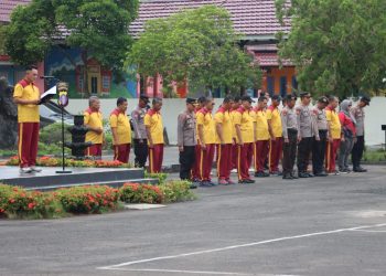 Kabag SDM Polresta Palangka Raya AKP Robertus Sonny Ady Wuryantoro memimpin apel yang digelar di Mapolresta Palangka Raya.