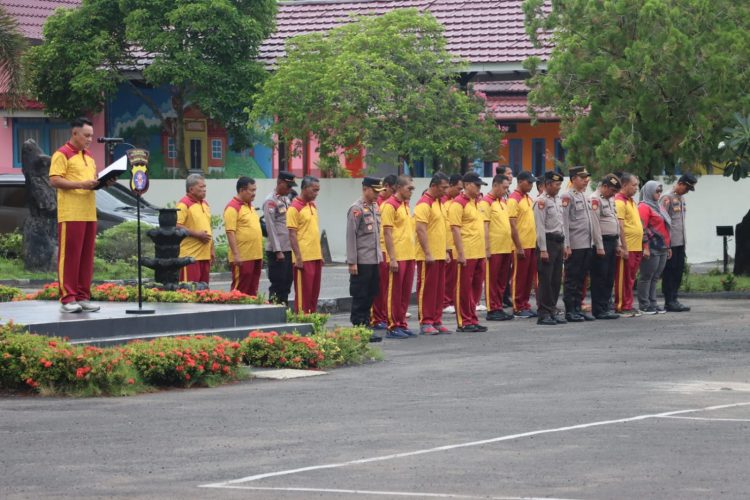 Kabag SDM Polresta Palangka Raya AKP Robertus Sonny Ady Wuryantoro memimpin apel yang digelar di Mapolresta Palangka Raya.