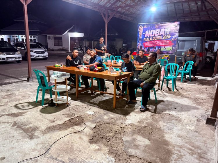 Kapolsek Pahandut AKP Iyudi Hertanto menggelar kegiatan nonton bareng (nobar) Piala Dunia bersama personel di Mapolsek Pahandut.