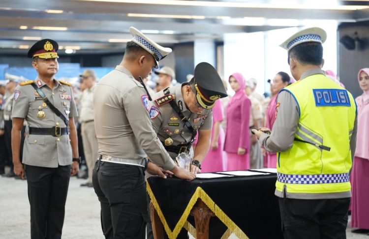 Kepala Korps Lalu Lintas (Kakorlantas) Polri Irjen Pol. Dr. Drs. Agus Suryonugroho S.H., M.Hum., memimpin upacara serah terima jabatan (sertijab) Dirgakkum Korlantas Polri di Aula Madellu, Lt. 4 Gedung NTMC Polri, Jakarta, Kamis (11/6/2026).