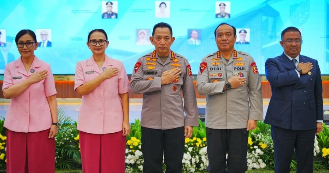Kapolri Jenderal Polisi Drs. Listyo Sigit Prabowo M.Si., menerima sertifikat International Baccalaureate Diploma Programme (IBDP) untuk SMA Kemala Taruna Bhayangkara (KTB) di Gedung Utama Mabes Polri, Jakarta Selatan.