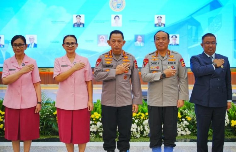 Kapolri Jenderal Polisi Drs. Listyo Sigit Prabowo M.Si., menerima sertifikat International Baccalaureate Diploma Programme (IBDP) untuk SMA Kemala Taruna Bhayangkara (KTB) di Gedung Utama Mabes Polri, Jakarta Selatan.