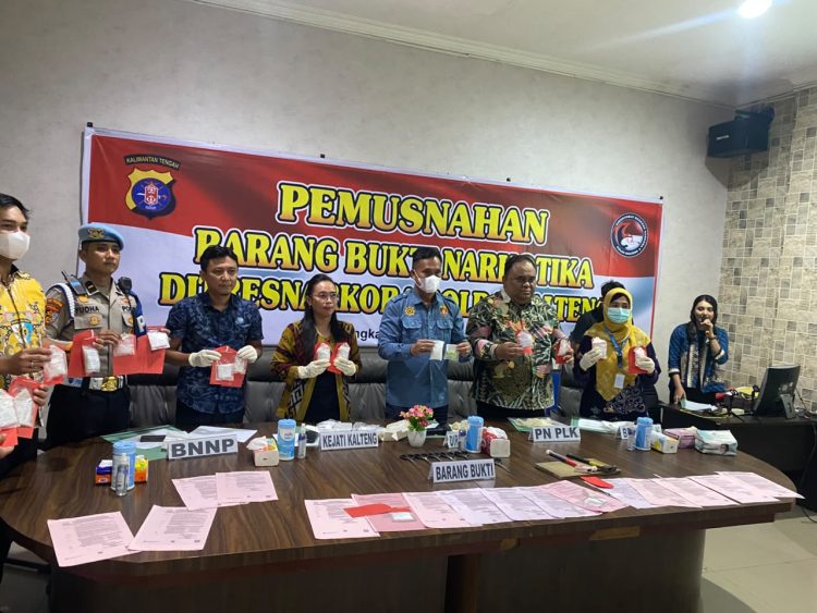 Direktorat Reserse Narkoba Polda Kalimantan Tengah memusnahkan barang bukti narkotika hasil pengungkapan 15 kasus yang terjadi di empat kabupaten/kota di wilayah Kalteng. Pemusnahan dilakukan di Ruang Rapat Ditresnarkoba Polda Kalteng, Jumat (12/6/2026).