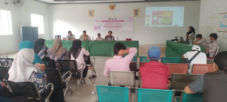 Pelaksanaan Rembug Stunting yang digelar di Aula Desa Leuwikaret dengan melibatkan berbagai unsur masyarakat, khususnya para ibu rumah tangga sebagai garda terdepan dalam menjaga kesehatan keluarga.