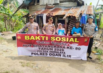 Polsek Indralaya Polres Ogan Ilir menggelar kegiatan bakti sosial dengan menyalurkan bantuan sembako kepada warga yang membutuhkan di Desa Tanjung Seteko dan Kelurahan Indralaya Raya, Kecamatan Indralaya, Jumat (12/6/2026).