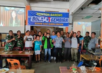 Personel Koramil 02/Siantar Timur dan Koramil 20/Raya Kahean Kodim 0207/Simalungun bersama masyarakat menggelar kegiatan Nonton Bareng (Nobar) Kebangsaan Bola Gembira yang berlangsung mulai pukul 08.00 WIB hingga selesai.