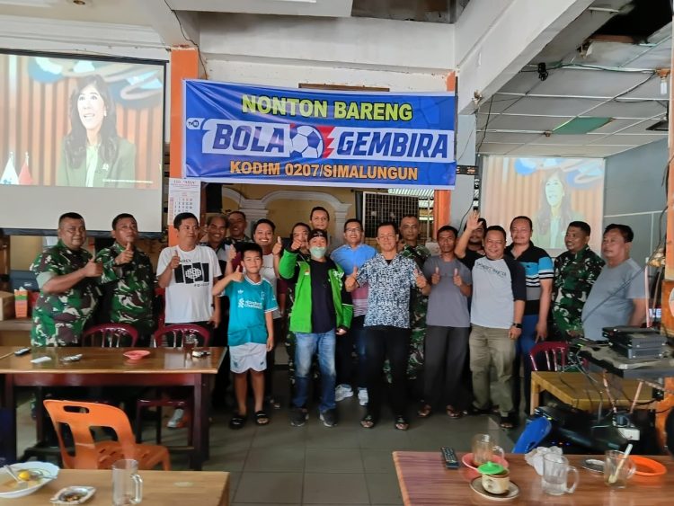 Personel Koramil 02/Siantar Timur dan Koramil 20/Raya Kahean Kodim 0207/Simalungun bersama masyarakat menggelar kegiatan Nonton Bareng (Nobar) Kebangsaan Bola Gembira yang berlangsung mulai pukul 08.00 WIB hingga selesai.
