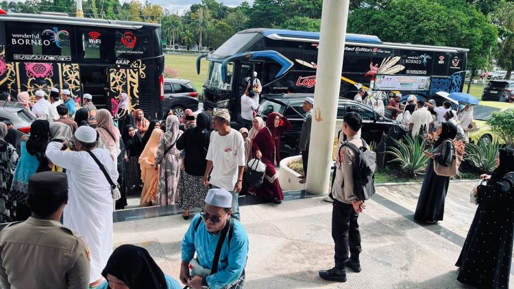 Polresta Palangka Raya melaksanakan pengamanan kegiatan penyambutan kedatangan jama’ah haji asal Kota Palangka Raya yang berlangsung di GPU Palampang Tarung.