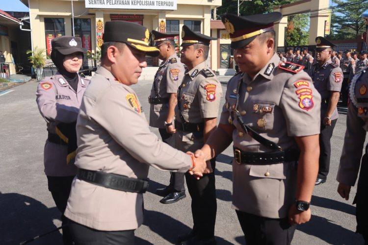 Upacara ini dipimpin langsung oleh Kapolres Kotim AKBP Resky Maulana Zulkarnain, S.H., S.I.K., M.H dan dihadiri oleh seluruh Pejabat Utama (PJU), perwira, dan personel Polres Kotim serta Polsek Kota, pada hari Senin pagi.(15/06/26)