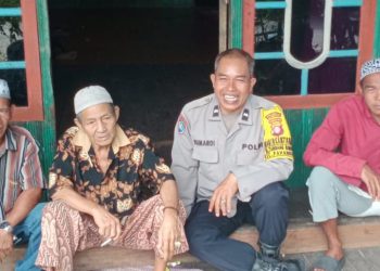 personel Bhabinkamtibmas Polsek Pahandut melaksanakan kegiatan sambang dan sharing kamtibmas bersama warga di Kelurahan Tumbang Rungan.