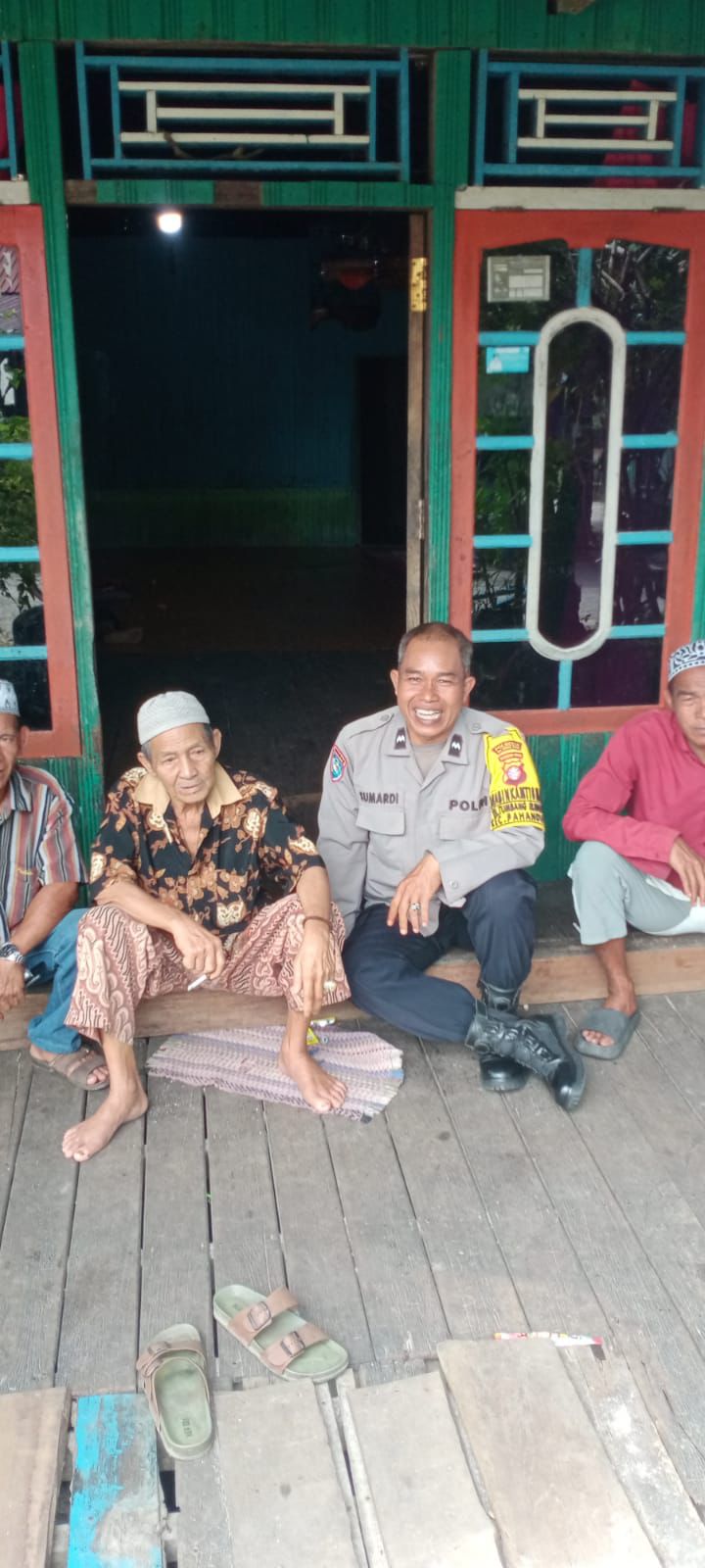 personel Bhabinkamtibmas Polsek Pahandut melaksanakan kegiatan sambang dan sharing kamtibmas bersama warga di Kelurahan Tumbang Rungan.