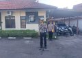 Kanitlantas Polsek Pahandut memimpin apel personel di Mako Polsek Pahandut sebagai sarana penyampaian arahan serta penguatan disiplin dalam pelaksanaan tugas kepolisian.
