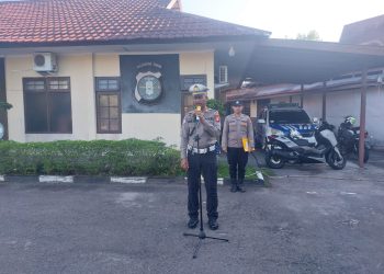 Kanitlantas Polsek Pahandut memimpin apel personel di Mako Polsek Pahandut sebagai sarana penyampaian arahan serta penguatan disiplin dalam pelaksanaan tugas kepolisian.